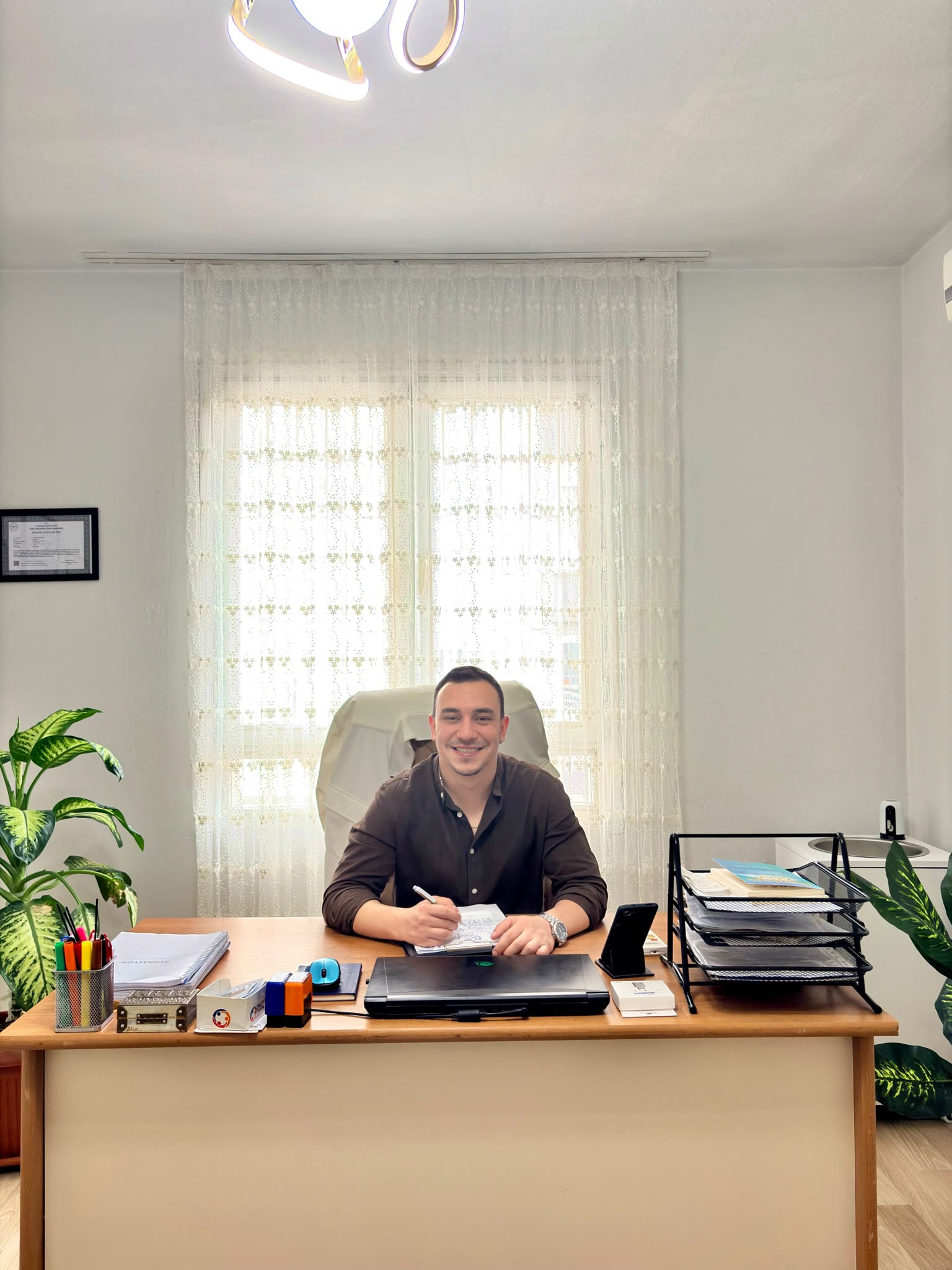 Psikolog Kıvanç Kandemir, ofisinde çalışma masasında